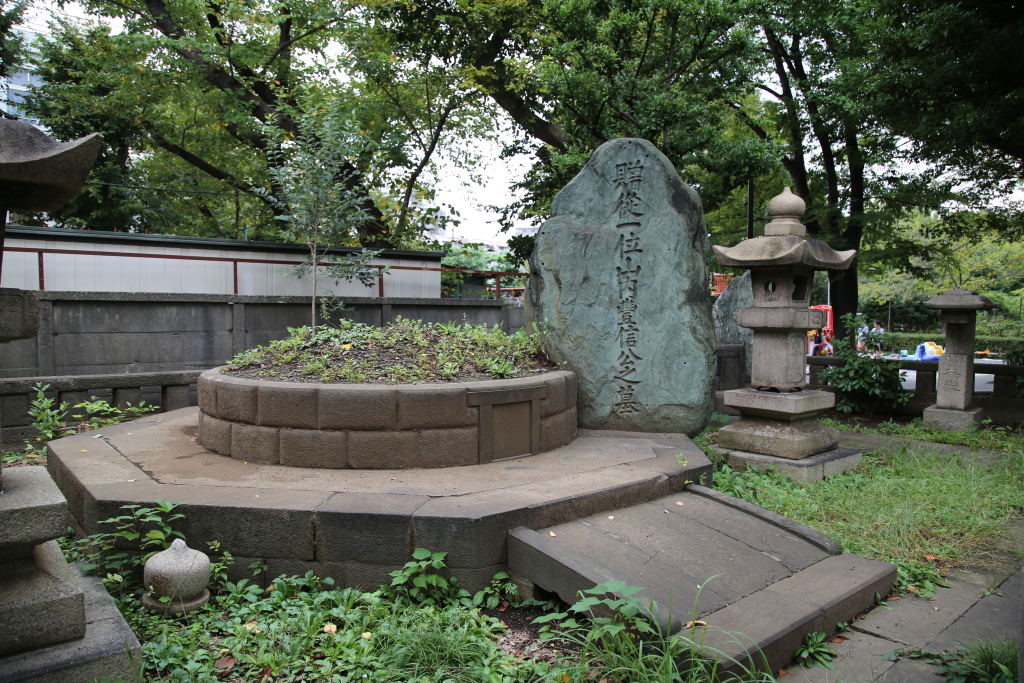 東京都品川区にある山内 豊信 とよしげ（ 容堂 ようどう公のこと）公碑も
いよ青石です。