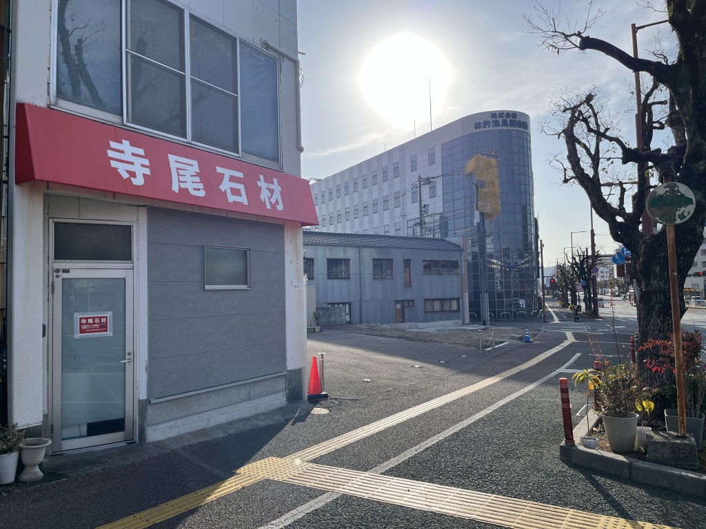 ビルが解体されて更地化しました。5ケ月間、周辺の皆様にはご迷惑をお掛け致しました、ご協力頂きありがとうございました。解体工事の(有)村越工業様、お世話になりました。阪神大震災・能登半島地震の教訓から「老朽化したビルが倒れる危険・・・」という心配事から解放されました。新たな気持ちで業務に専念します。ありがとうございました。